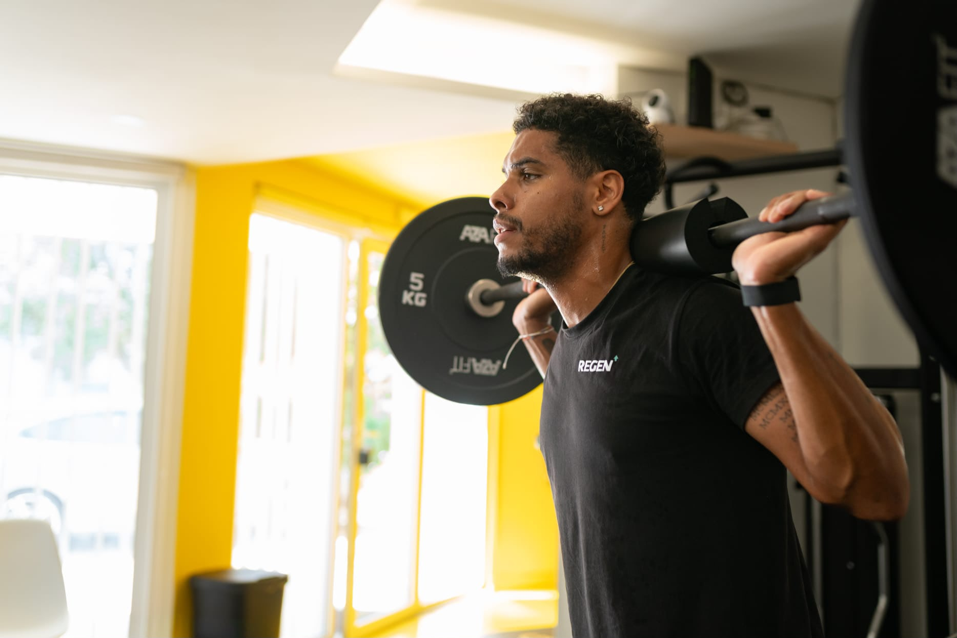 Atleta REGEN a treinar com barra